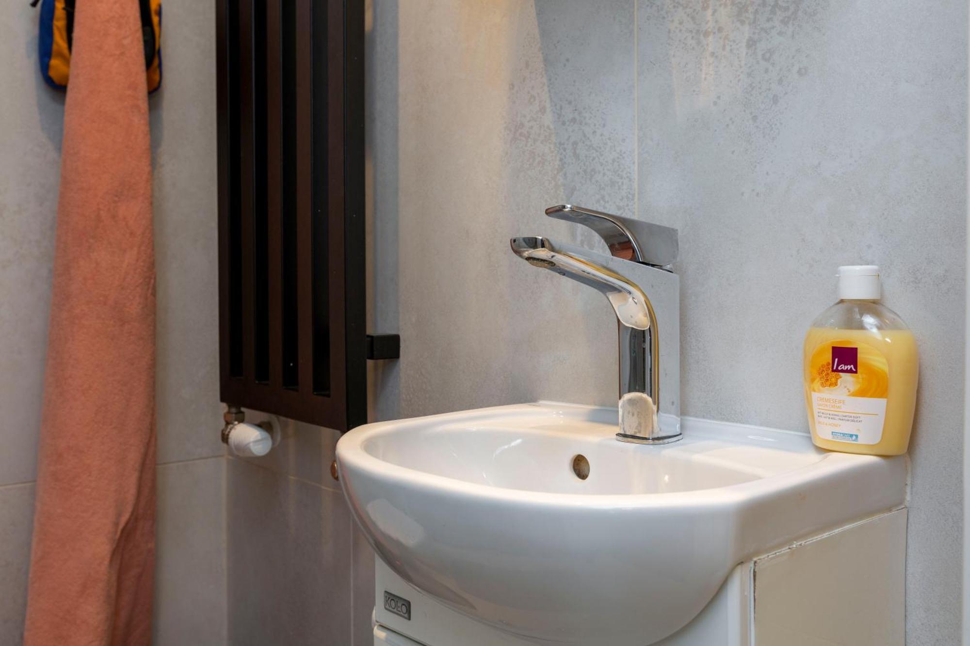 Bnb Comfort Guesthouse Olten - Lostorf Bagian luar foto